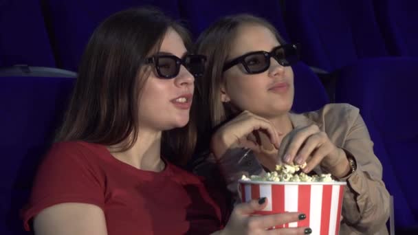 Dois amigos estão discutindo um filme no cinema
 - Filmagem, Vídeo