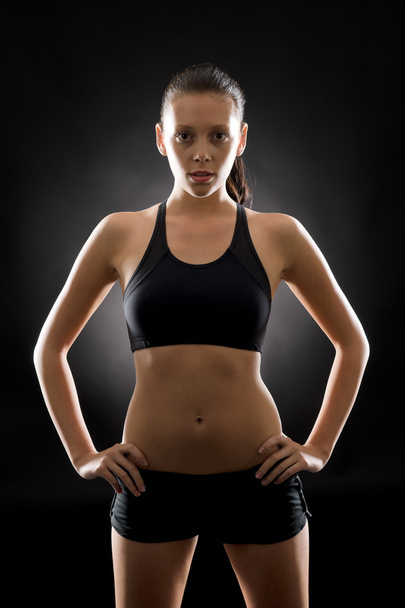 μαύρο γυμναστήριο γυναίκα αθλητισμού νέους θέτουν πορτρέτο - Φωτογραφία, εικόνα