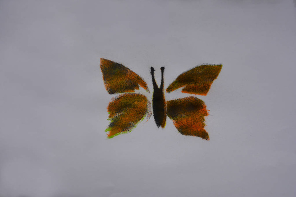 Le contour du noeud papillon, jouant toutes les couleurs
 - Photo, image