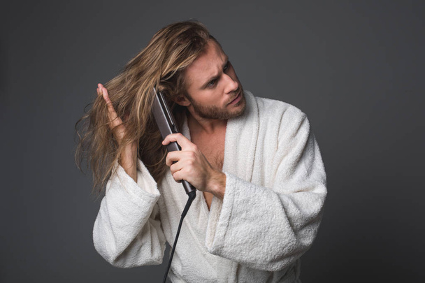 Handsome male styling his hair - Foto, imagen