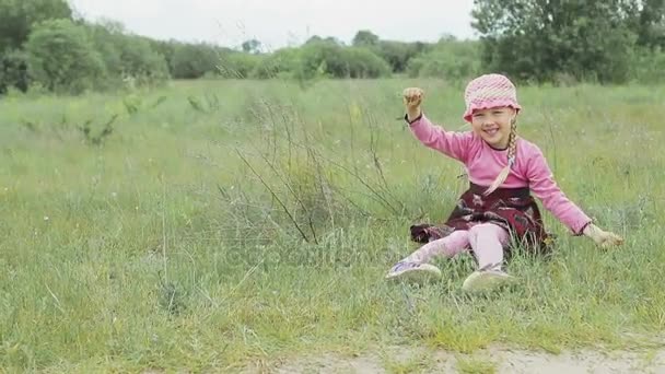 kis lány játszik a pályán - Felvétel, videó