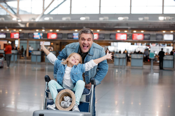 Father and daughter are playing in terminal - Foto, immagini