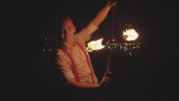 Мужчина выступает с огненным шоу в темноте в замедленной съемке
. - Кадры, видео