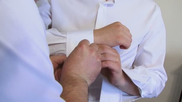 Mann kleidet sich für Hochzeit - Filmmaterial, Video