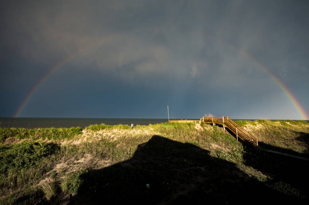 ουράνιο τόξο πάνω από τον Ατλαντικό με αμμόλοφους του ανοιχτή μπροστά εξασφαλίζετε - Φωτογραφία, εικόνα