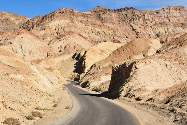 One-way Artists Drive road in the Death Valley National Park - Foto, imagen