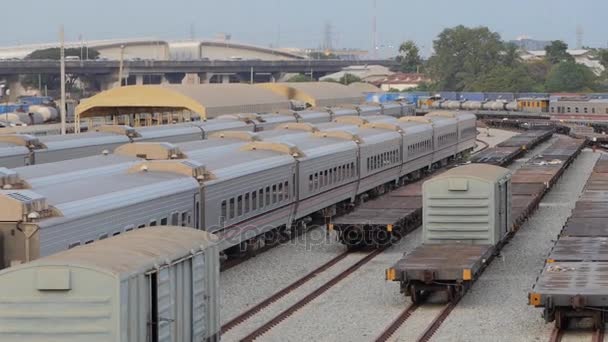 Pociągów pasażerskich na dworzec kolejowy, powiększyć, Tajlandia Bangkok. - Materiał filmowy, wideo