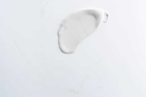 Kosmetyk krem na białym tle - Zdjęcie, obraz
