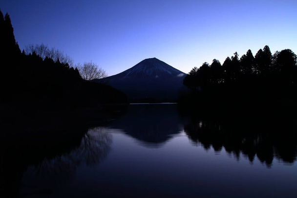 Mt. Fuji, view from Tanuki lake, Shizuoka, Japan (predawn)) - Фото, зображення