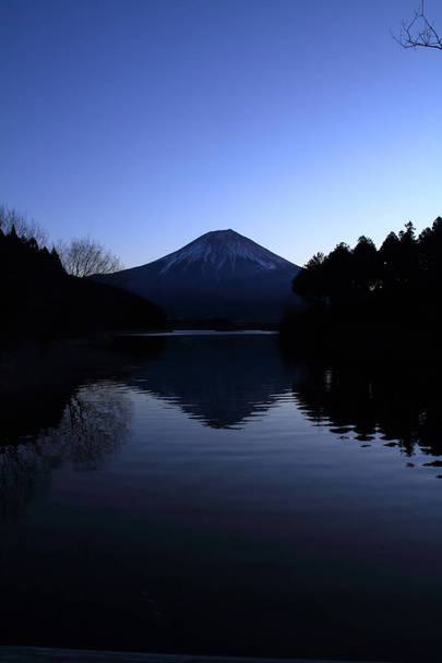 Гора. Фудзи, вид с озера Тануки, Шиока, Япония (до падения)) - Фото, изображение