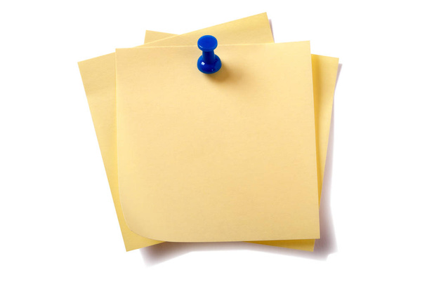 unordentlich geheftete Stapel gelber, klebriger Post-Notizen isoliert auf weiß - Foto, Bild