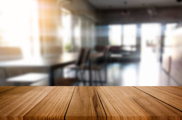 Tavolo in legno vuoto e stanza decorazione d'interni sfondo, prod
 - Foto, immagini