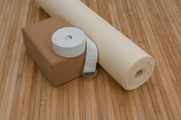 Esterilla de yoga y accesorios sobre fondo de estera de bambú
 - Foto, Imagen