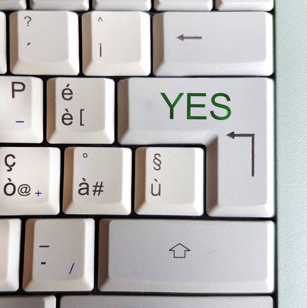 toetsenbord met de sleutel met het antwoord geschreven: Ja - Foto, afbeelding