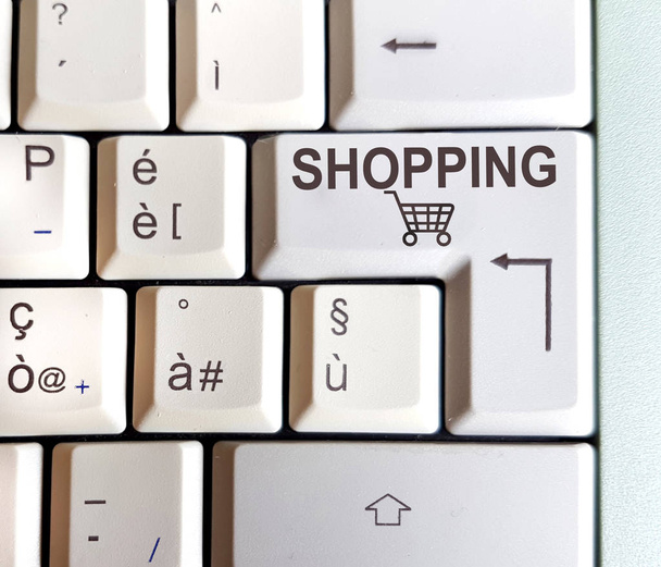 toetsenbord met de sleutel met het antwoord geschreven: winkelen - Foto, afbeelding