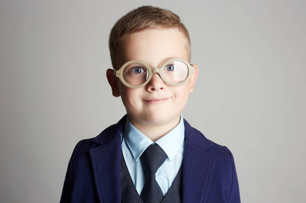 Lustiges Kind mit Brille. Kleiner Junge im Anzug - Foto, Bild