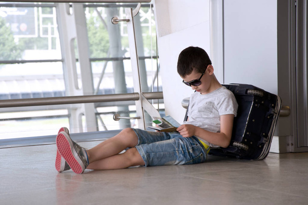 children with luggage in the airport. - Valokuva, kuva