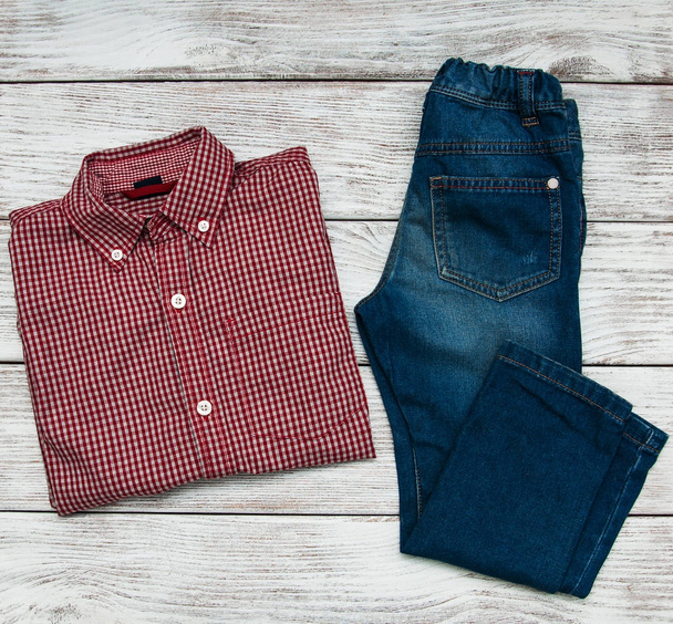 Шахові сорочки та джинси
 - Фото, зображення