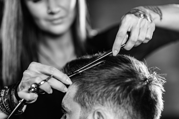 Haj stílus az ember által női fodrász hairsalon - Fotó, kép