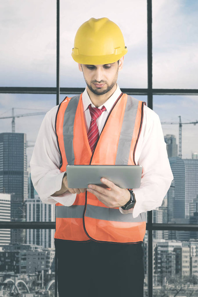 Italian foreman using a tablet in the office - Foto, Bild