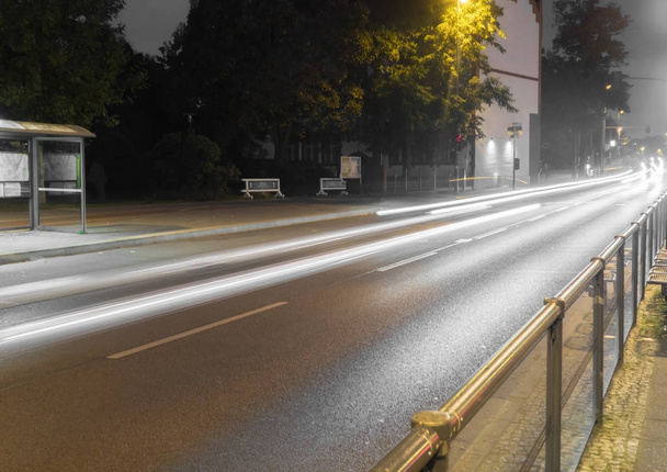 Carretera por la noche con senderos ligeros de coches
 - Foto, imagen