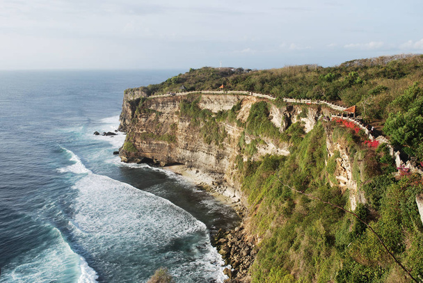 Schilderachtige landschap en fantastisch uitzicht op de rotsachtige klip van de Oceaan in de buurt van Uluwatu tempel in Bali, Indonesië. - Foto, afbeelding