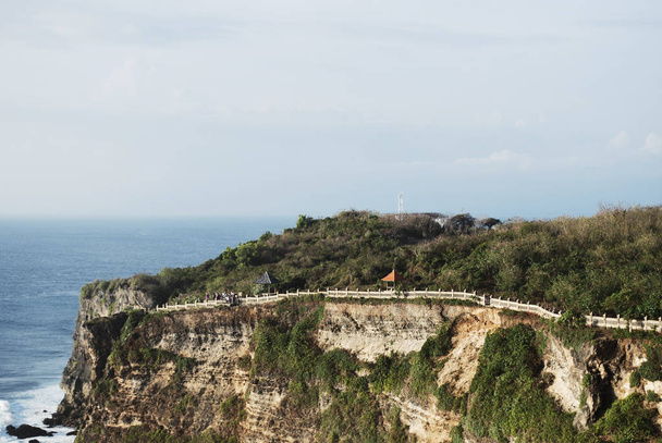 Paesaggio panoramico e fantastica vista sulla scogliera rocciosa dell'oceano vicino al tempio di Uluwatu a Bali, Indonesia
. - Foto, immagini