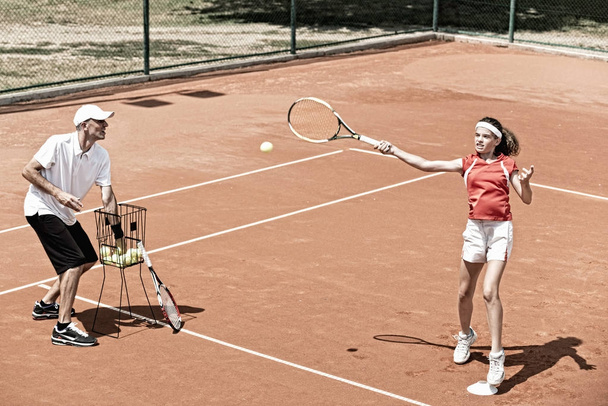 Joueuse adolescente en cours de tennis en plein air
 - Photo, image