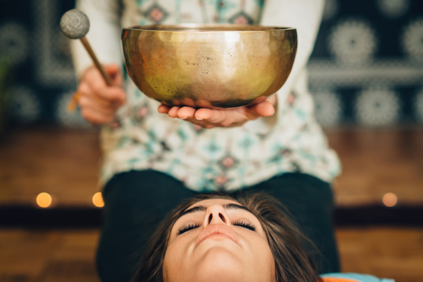 Tibet singing bowl ses terapisi kullanan kadın - Fotoğraf, Görsel