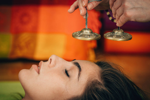 žena používající tibetské zvony v zvuková terapie - Fotografie, Obrázek