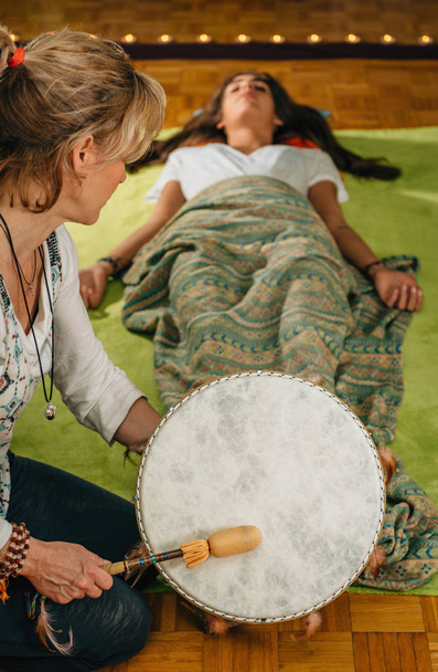 mujer usando tambor indio en terapia de sonido
 - Foto, imagen