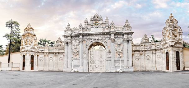 Panorama, marmurowej bramy Pałacu Dolmabahçe - Zdjęcie, obraz