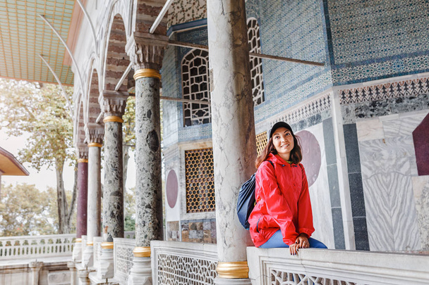 счастливая молодая туристка посетить древний дворец Стамбул Топкапы
 - Фото, изображение