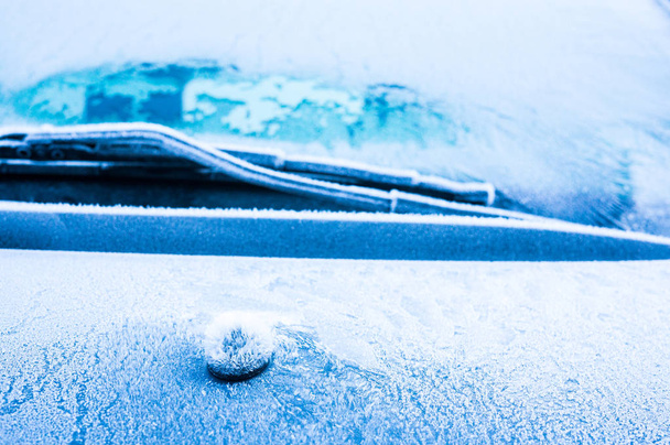Ледяной мороз образует кристаллы льда в красивых уникальных узорах на автомобиле
 - Фото, изображение