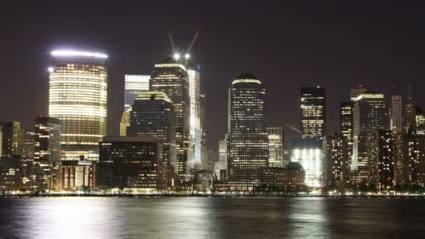Vista dello skyline di Manhattan inferiore dall'altra parte del fiume in jersey nuovo di notte
 - Filmati, video