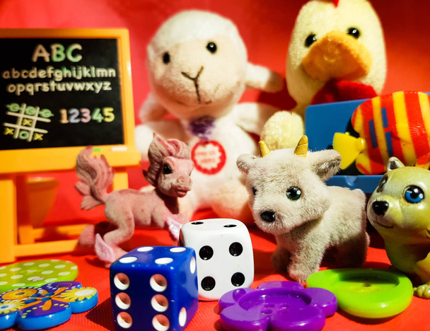 composición de juegos pequeños que harían feliz a cada niño
 - Foto, Imagen