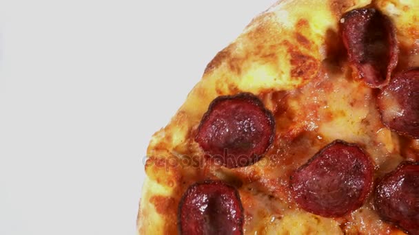 Macro tiro de uma deliciosa pizza pepperoni girando sobre a mesa, isolado em fundo branco
 - Filmagem, Vídeo
