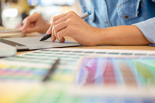 Γραφικό σχέδιο και χρώμα swatches και στυλό σε ένα γραφείο. ΑΡΧ - Φωτογραφία, εικόνα