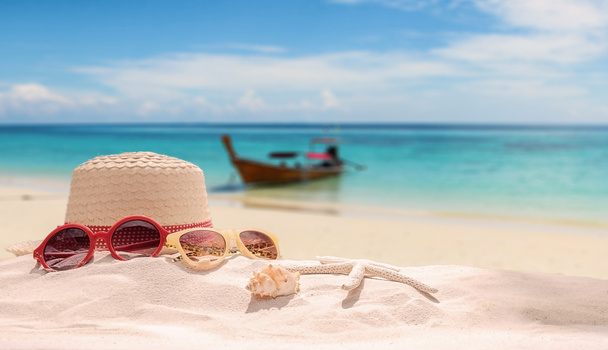 Concepto de vacaciones de verano con accesorios en la playa de arena
 - Foto, imagen