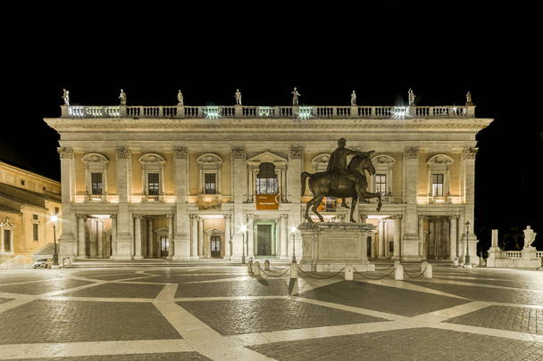 イタリア、ローマ、カンピドリオ - 2016 年 6 月 24 日、現在はローマの自治体の座席 - 写真・画像