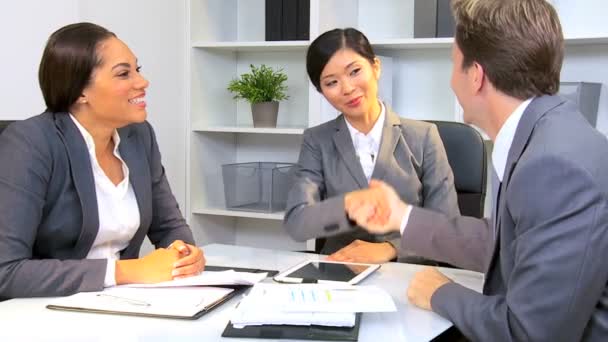 Multi-ethnische Business-Team Erfolg Glückwünsche - Filmmaterial, Video