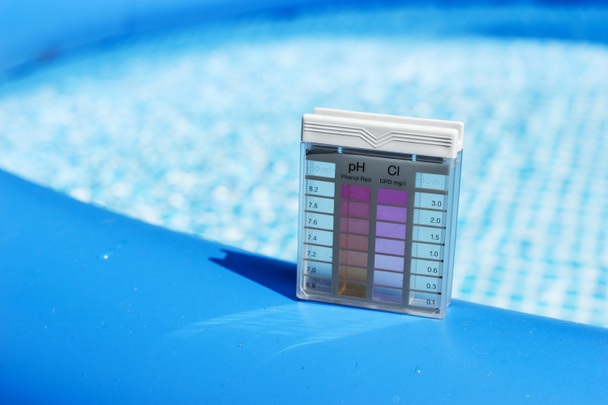Zwembad service en apparatuur met reinigingsproducten - Foto, afbeelding