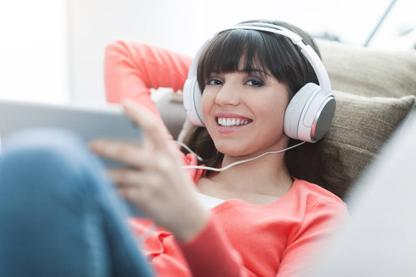 Woman with headphones using a tablet - Zdjęcie, obraz
