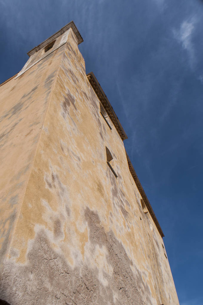 Korsika, 03 / 09 / 2017: Blick auf die Calvi-Kathedrale, die dem Heiligen Johannes dem Täufer gewidmet ist, einer ehemaligen römisch-katholischen Kirche im Zentrum der thronenden und antiken Zitadelle von Calvi - Foto, Bild