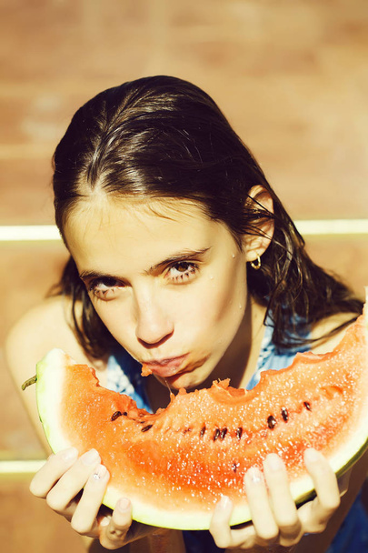 woman eating red watermelon - Valokuva, kuva