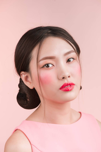 Close-up mode Portret vrouw tegen roze achtergrond. - Foto, afbeelding