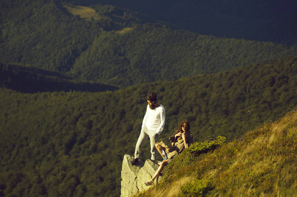 Romantic couple on mountain top - Φωτογραφία, εικόνα