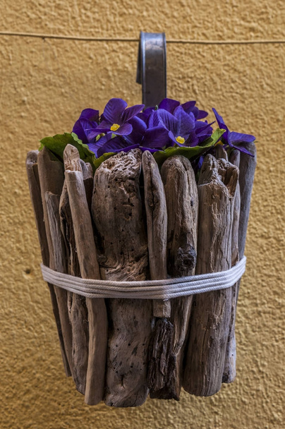 Домашние и уличные украшения: деревянный цветочный горшок с пансионатами, висящий на железной веревке
  - Фото, изображение