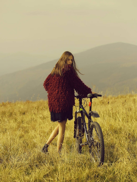 girl with bike on mountain - Fotoğraf, Görsel