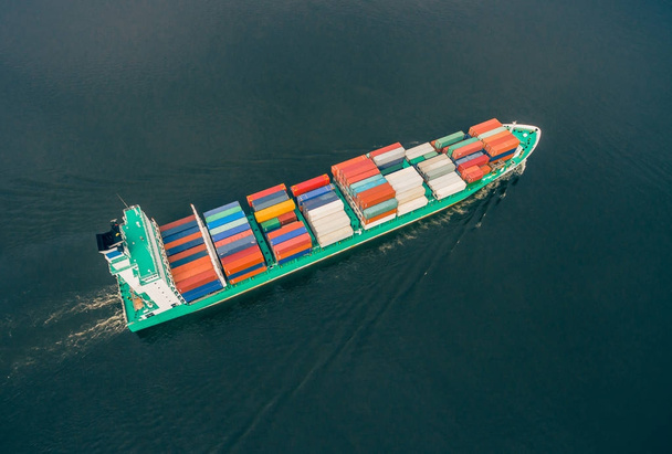 Containerschiff fährt auf offener See - Foto, Bild